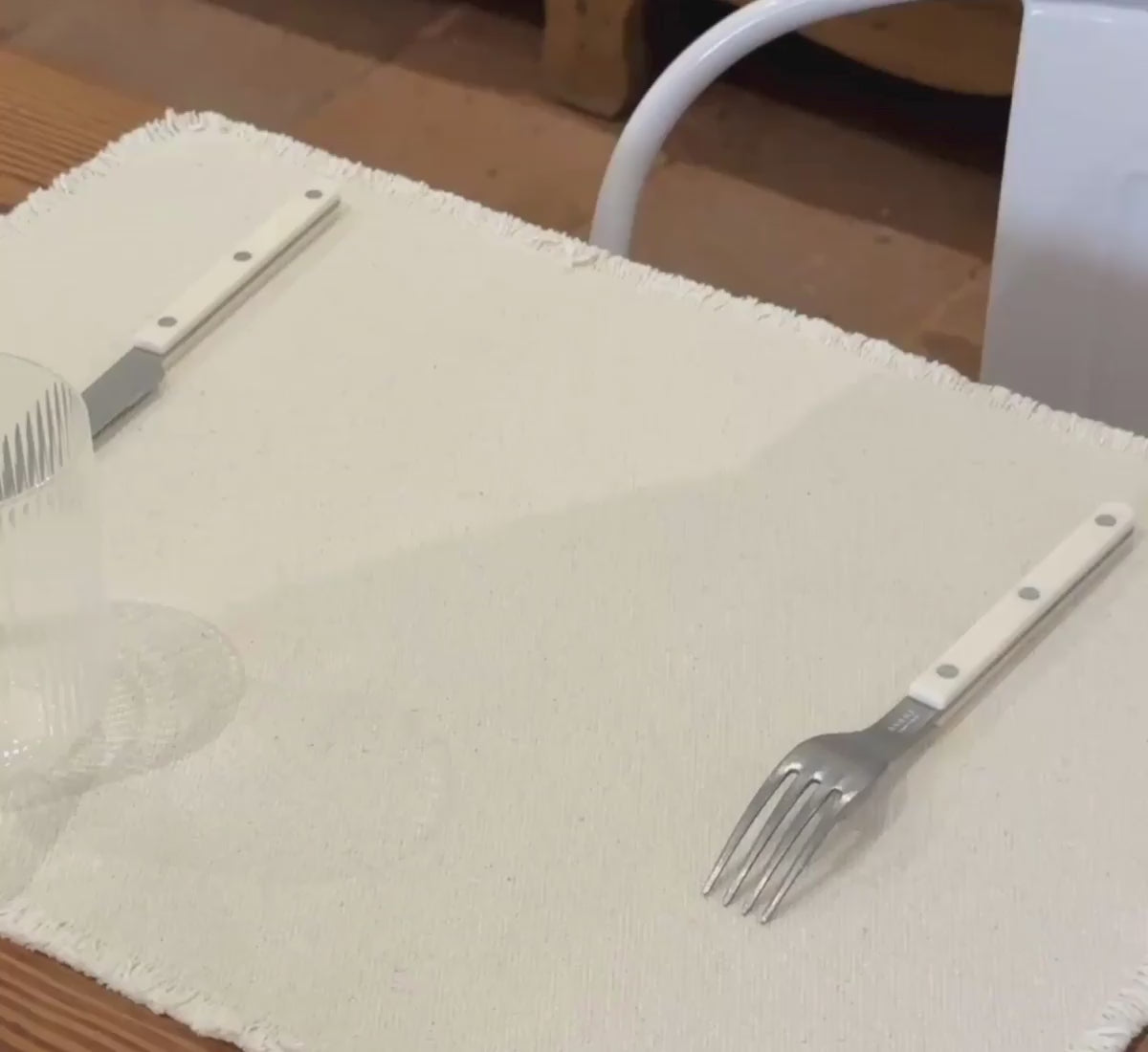 Charger la vidéo : &lt;p&gt;Toutes nos céramiques sont en grès naturel, une terre robuste et résistante parfaitement adaptée pour un &lt;strong&gt;usage quotidien&lt;/strong&gt;.&lt;/p&gt;&lt;p&gt;Cette résistance est obtenue par une cuisson à très haute température, durant laquelle la pièce se vitrifie. La terre n&#39;est donc plus poreuse et devient &lt;strong&gt;étanche&lt;/strong&gt; et compacte.&lt;/p&gt;&lt;p&gt;En poterie, les céramistes travaillent cette terre pour les objets alimentaires, destinés à plus d&#39;aventures qu&#39;une pièce décorative.&lt;/p&gt;&lt;p&gt;Toutes nos pièces sont donc &lt;strong&gt;compatibles&lt;/strong&gt; et &lt;strong&gt;résistantes&lt;/strong&gt; :&lt;br/&gt;٥ Au &lt;strong&gt;lave-vaisselle&lt;/strong&gt;,&lt;br/&gt;٥ Au &lt;strong&gt;micro-ondes&lt;/strong&gt;,&lt;br/&gt;٥ Et au &lt;strong&gt;four&lt;/strong&gt;.&lt;br/&gt;&lt;br/&gt;Pour vous permettre de dresser toutes vos tables quotidiennes avec votre nouvelle vaisselle en céramique !&lt;/p&gt;